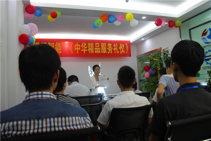 課程現場，學員們正在聚精會神的聽課