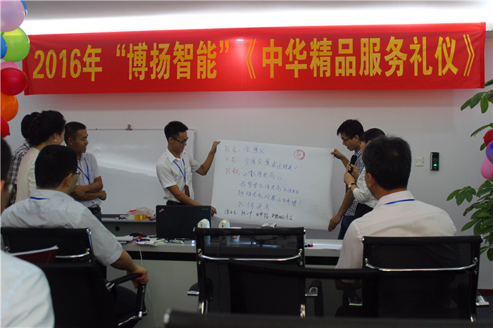 圖為金鷹隊在展示自己隊名、口號、隊歌、隊旗。